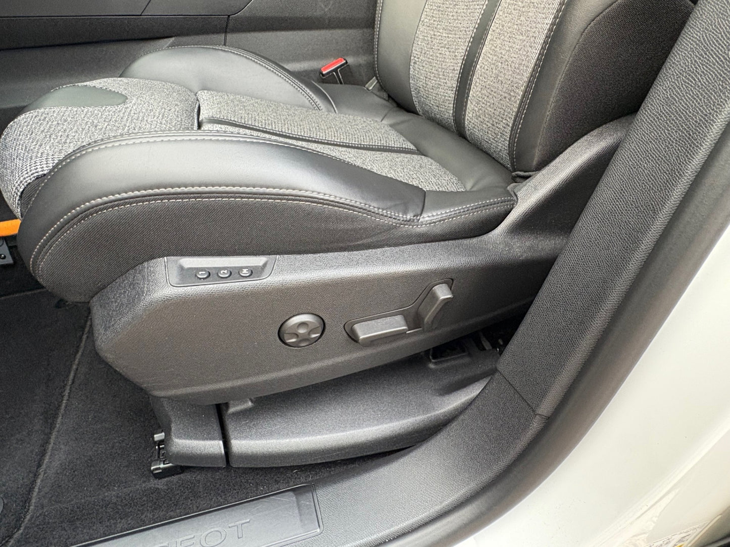 Peugeot 3008 1.2 PureTech Première | Navi Panoramadak Camera | 2017 | Benzine | 142.078 km | € 17.950,-