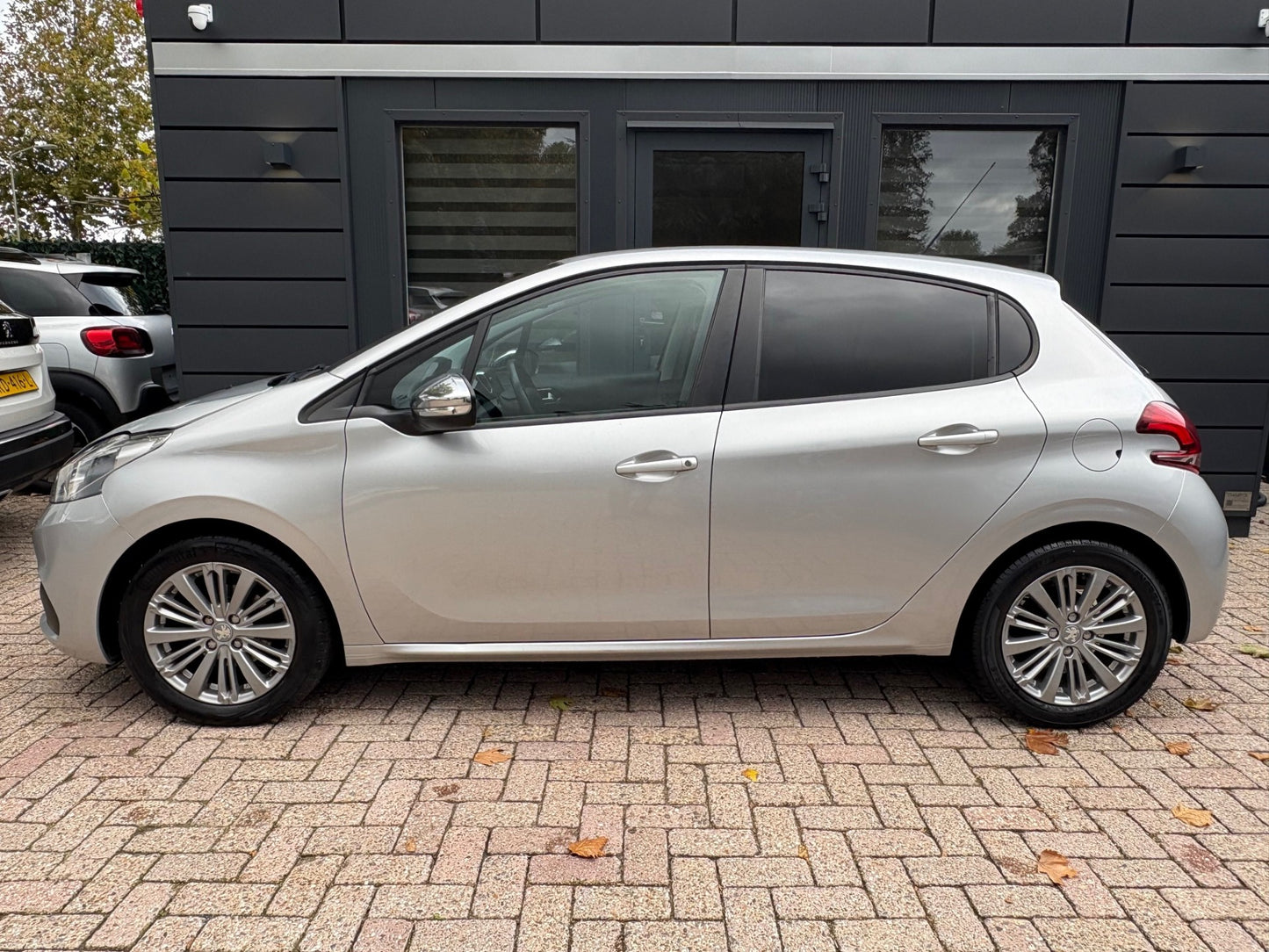 Peugeot 208 1.2 PureTech Style 5 deurs | Navi Lm-velgen Pdc | 2016 | Benzine | 102.724 km | € 5.450,-