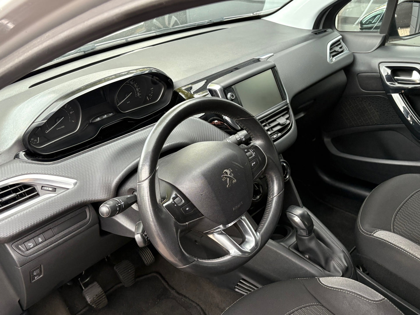 Peugeot 208 1.2 PureTech Style 5 deurs | Navi Lm-velgen Pdc | 2016 | Benzine | 102.724 km | € 5.450,-