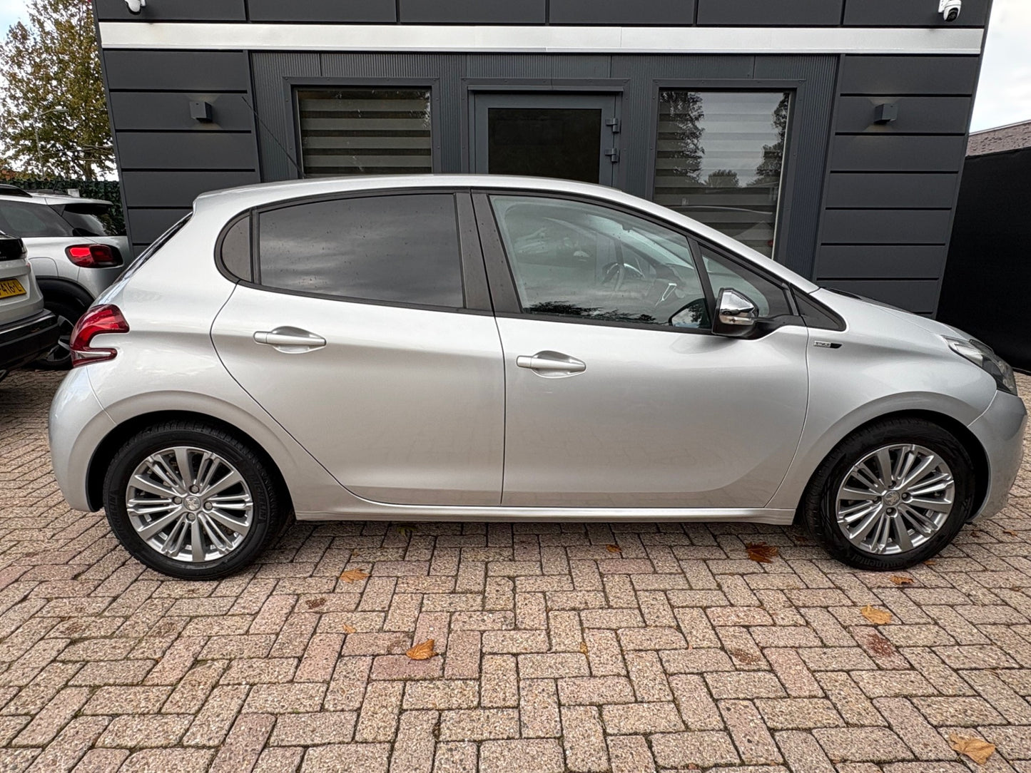 Peugeot 208 1.2 PureTech Style 5 deurs | Navi Lm-velgen Pdc | 2016 | Benzine | 102.724 km | € 5.450,-