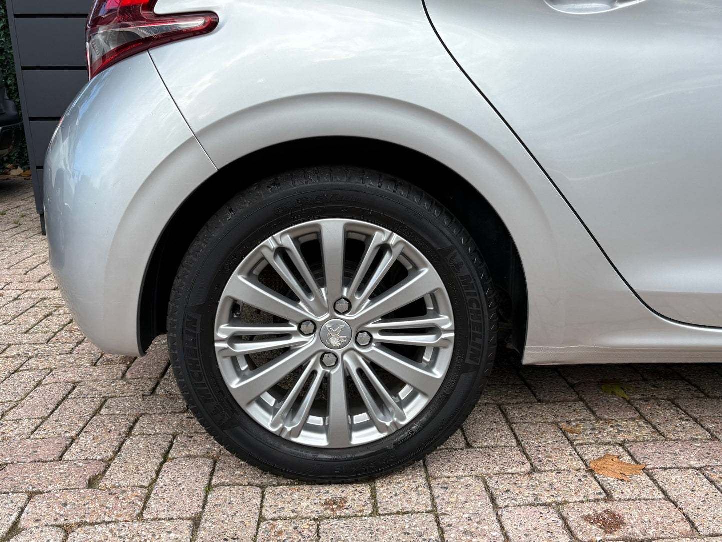 Peugeot 208 1.2 PureTech Style 5 deurs | Navi Lm-velgen Pdc | 2016 | Benzine | 102.724 km | € 5.450,-