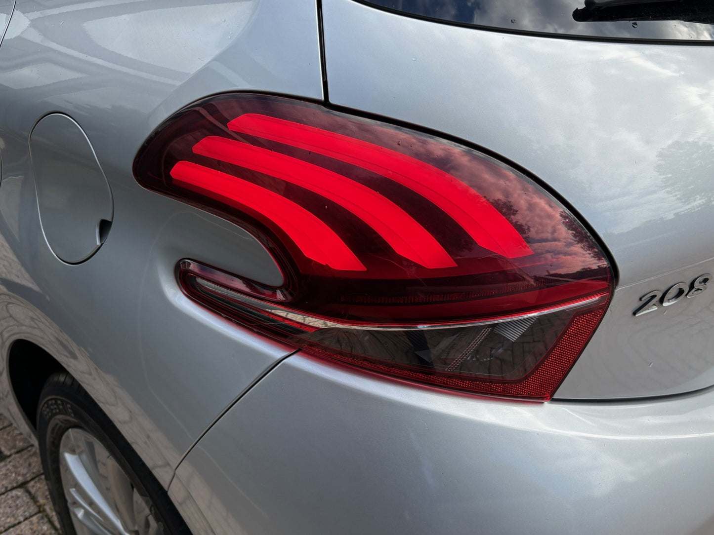 Peugeot 208 1.2 PureTech Style 5 deurs | Navi Lm-velgen Pdc | 2016 | Benzine | 102.724 km | € 5.450,-